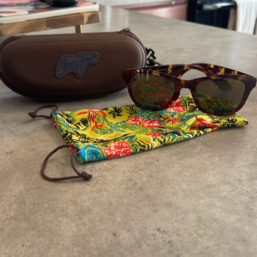 Maui Jim Hana Bay Sunglasses in Tokyo Tortoise. Polarized